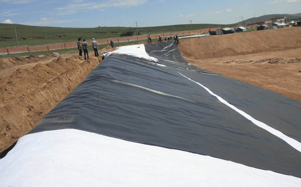 水蜜桃久久夜色成人精品膜施工现场